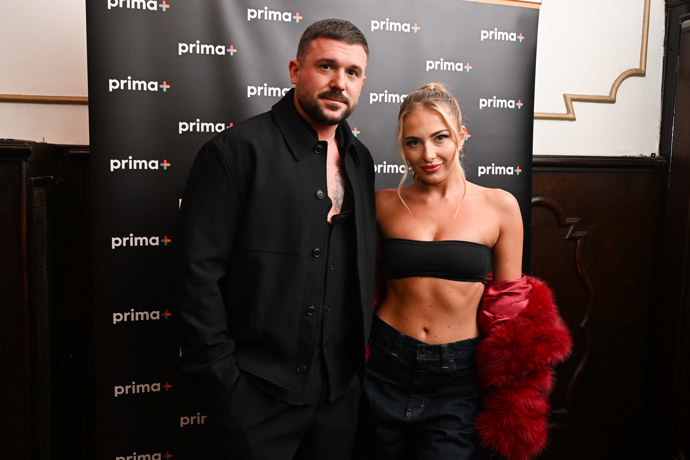 Na premiéře se objevili i Aneta Šimečková a Jiří Pikrt, Jiří zvolil celočerný outfit.