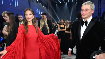 FOTO: Modelka předvedla nápadné rukávy svých rudých šatů.