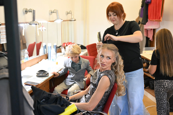 Během příprav přišel modelku do zákulisí navštívit její syn.