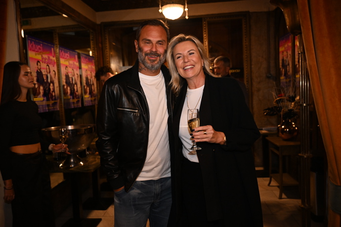 Ani fotbalista Patrik Berger si událost nenechal ujít a v dobré náladě dorazil po boku manželky.