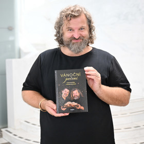 Josef Maršálek pokřtil novou kuchařku Vánoční pečení. 