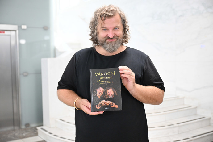 Josef Maršálek pokřtil novou kuchařku Vánoční pečení. 