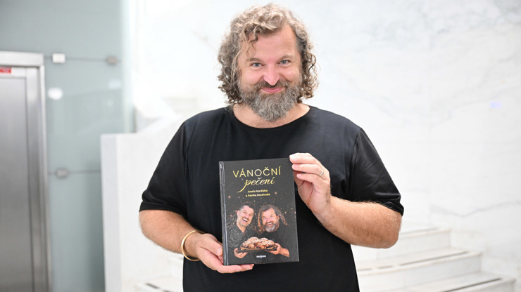 Josef Maršálek pokřtil novou kuchařku Vánoční pečení. 