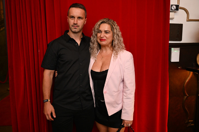 Iva Mikulová dorazila na premiéru se svým bratrem a moc jim to slušelo.