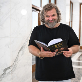 Josef Maršálek s novou kuchařkou.