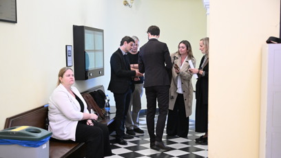 FOTO: Adam Kraus se svými obhájci před soudní síní.