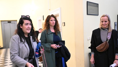 FOTO: Advokátka Adéla Hořejší zastupující Enevovou před vstupem do síně.