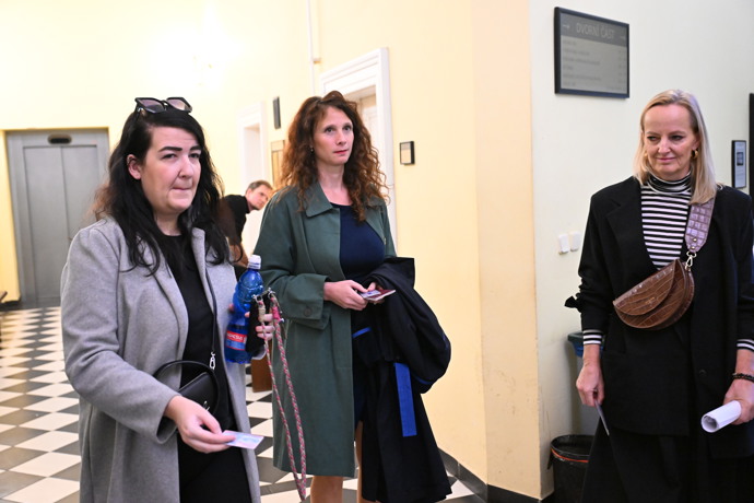 Advokátka Adéla Hořejší zastupující Enevovou před vstupem do síně.