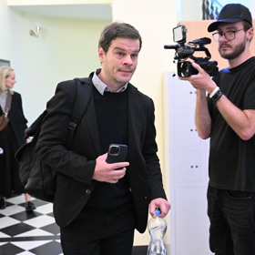 Adam Kraus působil před soudním jednáním poněkud unaveným dojmem.