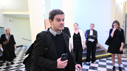 FOTO: Vyčerpaně působící Adam Kraus míří na další soudní jednání.