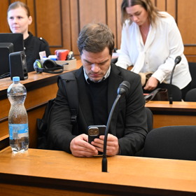 Jakmile Kraus usedl do lavice, znovu se věnoval svému mobilu.