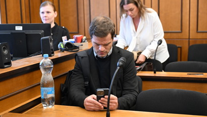 FOTO: Jakmile Kraus usedl do lavice, znovu se věnoval svému mobilu.