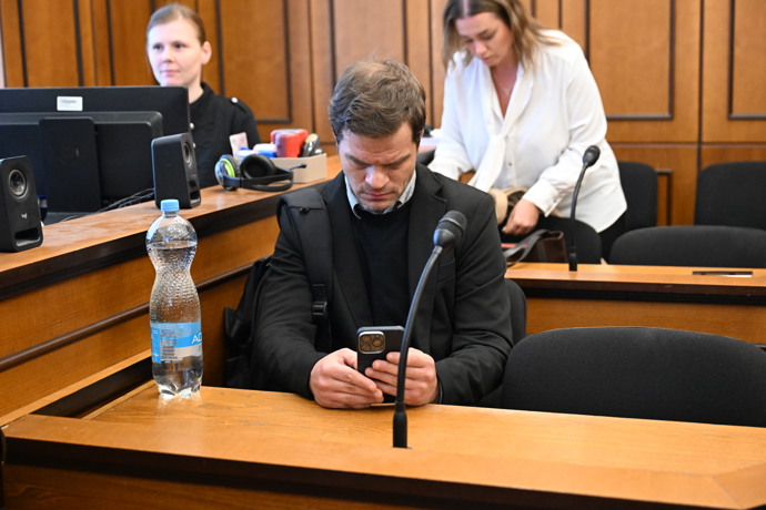 Jakmile Kraus usedl do lavice, znovu se věnoval svému mobilu.
