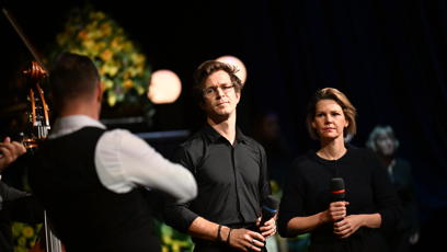 FOTO: Igor Orozovič na podiu zazpíval.