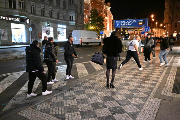 Rvačka probíhala všem na očích, přímo na chodníku. 