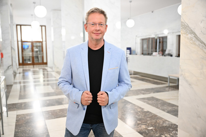 Moderátor Aleš Cibulka. 