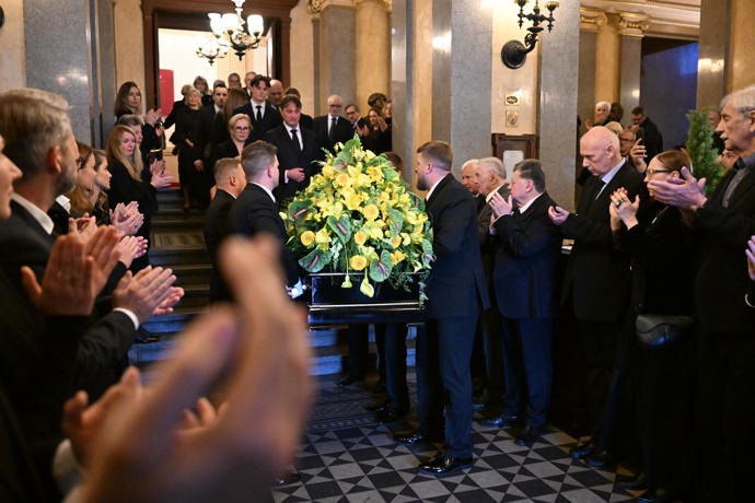 Jiřího Štěpničku vyprovodili přátelé a kolegové na jeho poslední cestu potleskem.