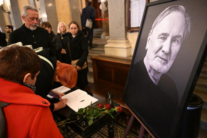 Kondolenční kniha byla plná vzkazů.