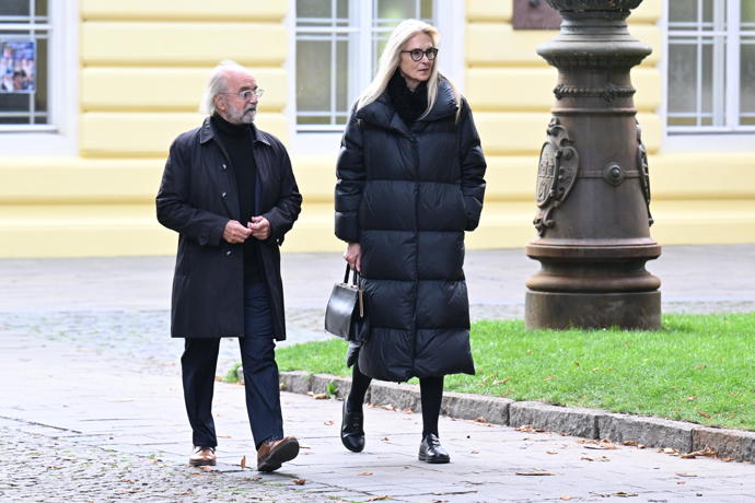 Truchlící se přišli naposledy rozloučit s hercem Jiřím Štěpničkou. 