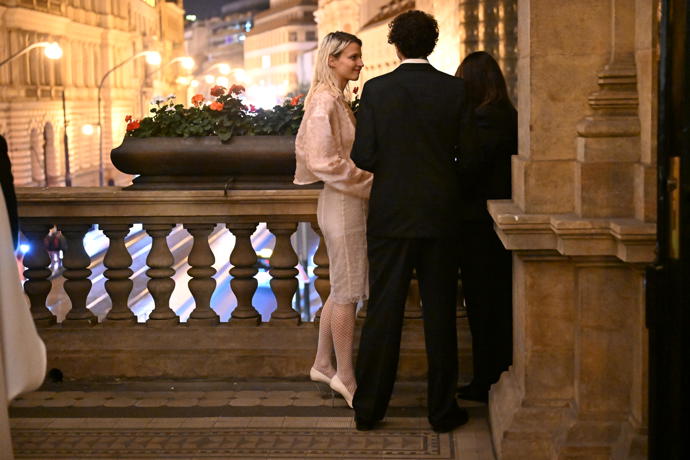 Herečka se uvnitř Národního divadla převlékla do elegantních světlých šatů.
