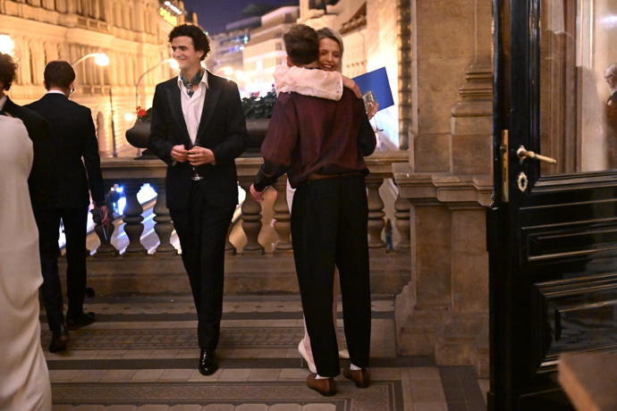 Daniel Toman trpělivě čekal, než se jeho partnerka přivítala s ostatními hosty.