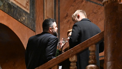 FOTO: Během večírku si Schneiderová dopřála sklenku bílého vína.