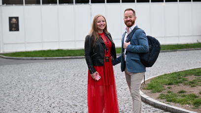FOTO: Martina Ptáčková dorazila v krásných červených šatech.