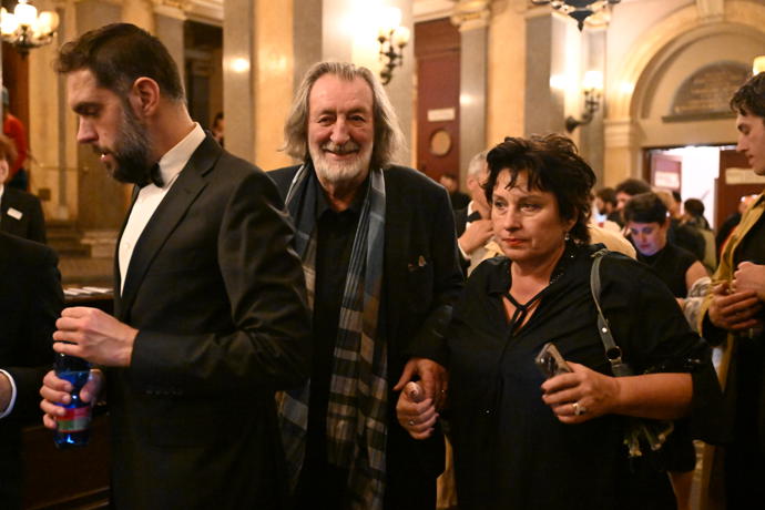 
Sklenku vína nepouštěl z ruky ani během družného hovoru.

Po skončení večírku se herec vydal k odchodu po boku manželky Marcely.

Manželé společně opustili prostory Národního divadla.

Sedmasedmdesátiletému herci úsměv z tváře rozhodně nemizel.

Bolek Polívka patřil k nejvýraznějším postavám celého večera.

Před odchodem se herec ještě rozloučil s přáteli a známými.