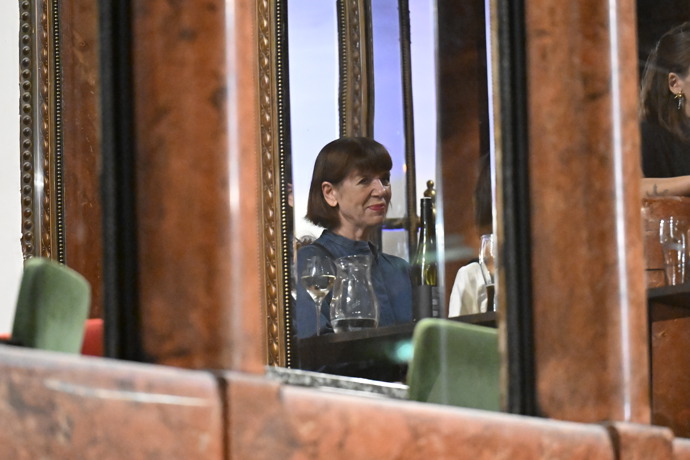 Po skončení filmu se Andrea Bartošková přesunula k baru.