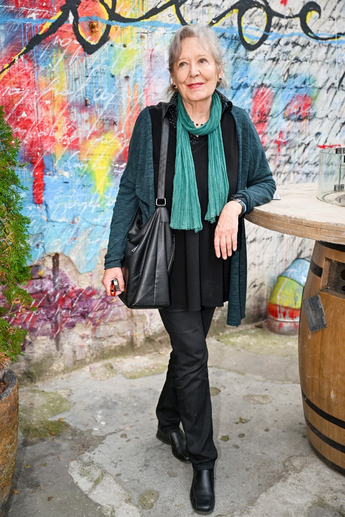 Helena Třeštíková rozzářila svůj outfit tyrkysovou šálou a o něco tmavším kardiganem. 