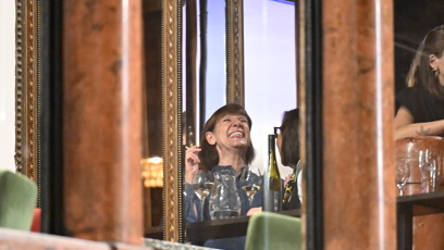 FOTO: Během posezení s přáteli si zapálila cigaretu.