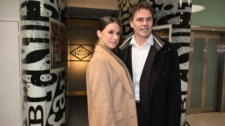 Jaromír Jágr s Dominikou Branišovou na premiéře filmu.