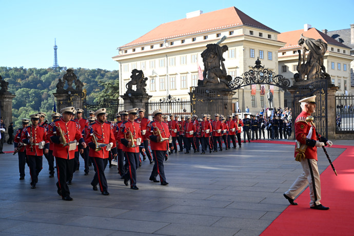Hradní stráž během příjezdu prezidentského páru Rumunska.