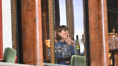 FOTO: Andrea Bartošková si během živé konverzace potáhla z cigarety.