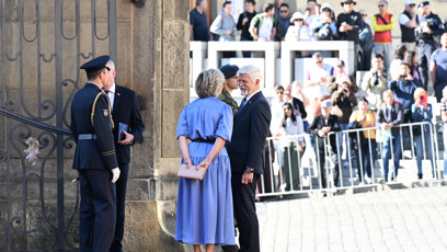 FOTO: Prezident Petr Pavel se ve společností svojí manželky velmi dobře baví.