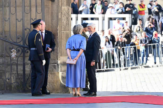 Prezident Petr Pavel a první dáma Eva Pavlová během čekání na rumunský prezidentský pár. 