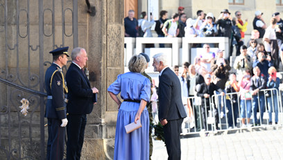 FOTO: První dáma a pan Petr Pavel se při čekání na vzácnou návštěvu velmi dobře bavili.