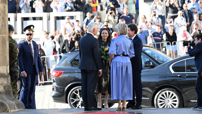 FOTO: Pan prezident společně s první dámou přivítali na Hradě prezidenta a první dámu Rumunska.
