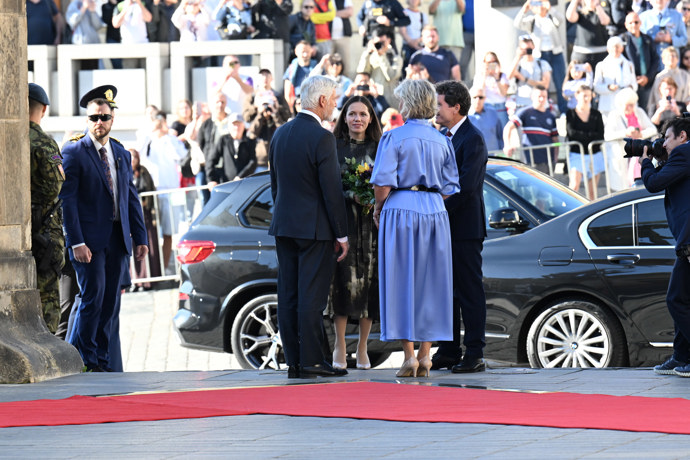 Manželka rumunského prezidenta přijela s kyticí. 