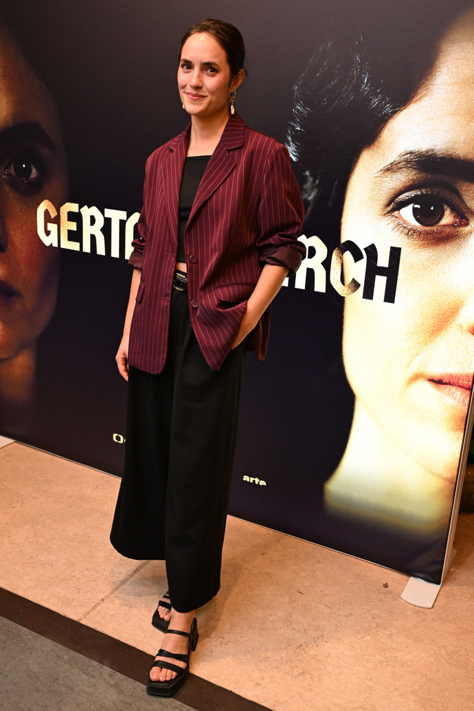 Barbora Váchová oblékla k černému základu outfitu vínové sako. 