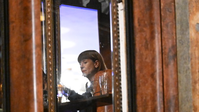 FOTO: Bartošková si bere lahev vína.