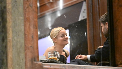 FOTO: Manželé se od sebe na večírku téměř nehnuli.