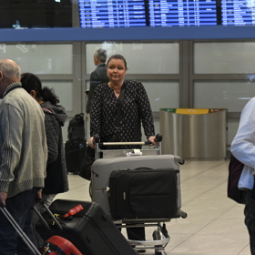 Dominika Gottová na letišti. Její návštěvy z Finska, kde žije, byly sporadické.