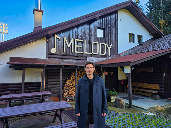 Melody je po statku Na Pořád a Polárce třetím velkým budovatelským projektem Pavla Callty.