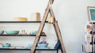 Nový život starých štaflí: Vyrobte si z nich během odpoledne praktický regál