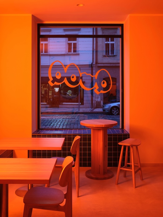 Z temného prostoru vzniklo svěží bistro na pražské Výtoni. Zaujme modrou lavicí i neobvyklým betonovým barem Z temného prostoru vzniklo svěží bistro na pražské Výtoni. Zaujme modrou lavicí i neobvyklým betonovým barem