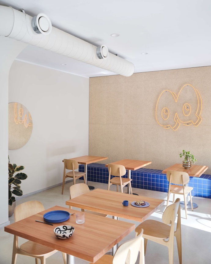 Z temného prostoru vzniklo svěží bistro na pražské Výtoni. Zaujme modrou lavicí i neobvyklým betonovým barem Z temného prostoru vzniklo svěží bistro na pražské Výtoni. Zaujme modrou lavicí i neobvyklým betonovým barem