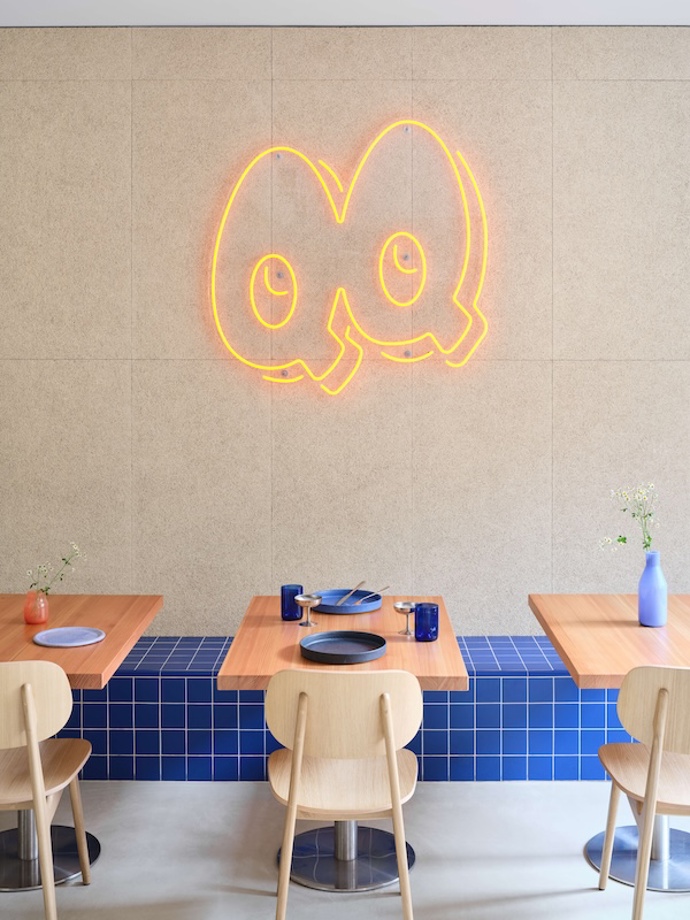Z temného prostoru vzniklo svěží bistro na pražské Výtoni. Zaujme modrou lavicí i neobvyklým betonovým barem Z temného prostoru vzniklo svěží bistro na pražské Výtoni. Zaujme modrou lavicí i neobvyklým betonovým barem