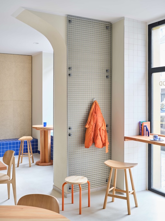 Z temného prostoru vzniklo svěží bistro na pražské Výtoni. Zaujme modrou lavicí i neobvyklým betonovým barem Z temného prostoru vzniklo svěží bistro na pražské Výtoni. Zaujme modrou lavicí i neobvyklým betonovým barem