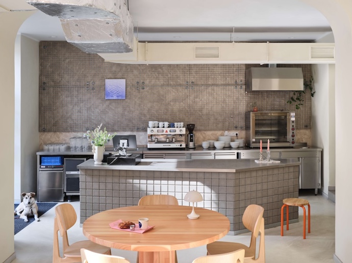 Z temného prostoru vzniklo svěží bistro na pražské Výtoni. Zaujme modrou lavicí i neobvyklým betonovým barem Z temného prostoru vzniklo svěží bistro na pražské Výtoni. Zaujme modrou lavicí i neobvyklým betonovým barem